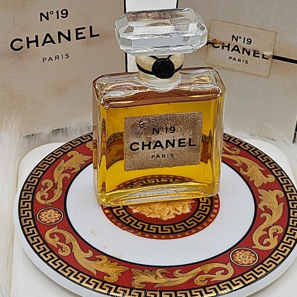 CHANEL No 19 Parfum